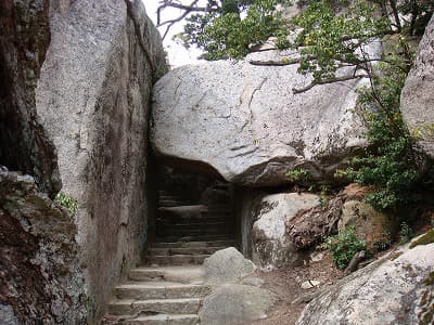広島県廿日市市の旅行で訪れた観光名所、厳島神社の弥山の奇岩