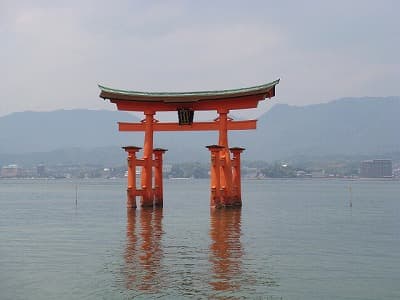 広島県廿日市市の旅行で訪れた観光名所、厳島神社の満潮の朱の鳥居