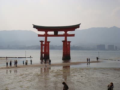 広島県廿日市市の旅行で訪れた観光名所、厳島神社の干潮の朱の鳥居