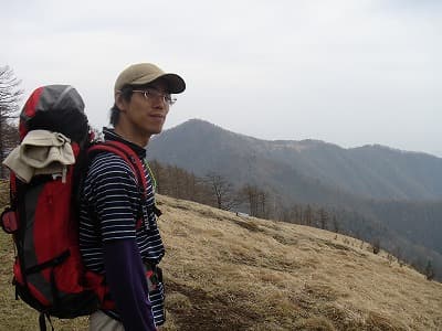 登山道から景色を眺める