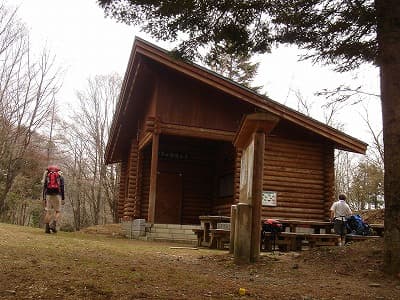 鷹ノ巣山避難小屋