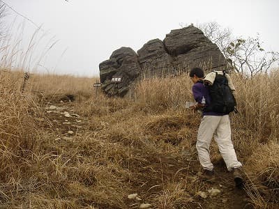 月見岩と登山道