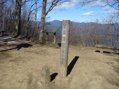 三頭山中央峰