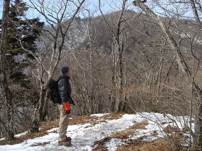 黒岳を見上げる