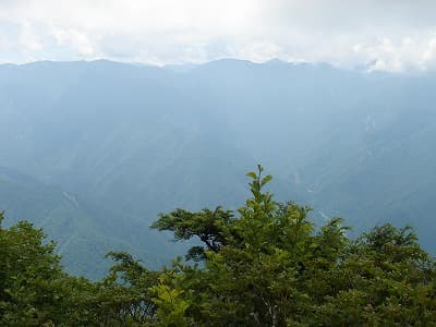 白根南峯の山並み