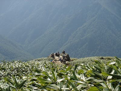 ザンゲ岩と登山者