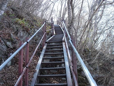 鉄階段が多い登山道