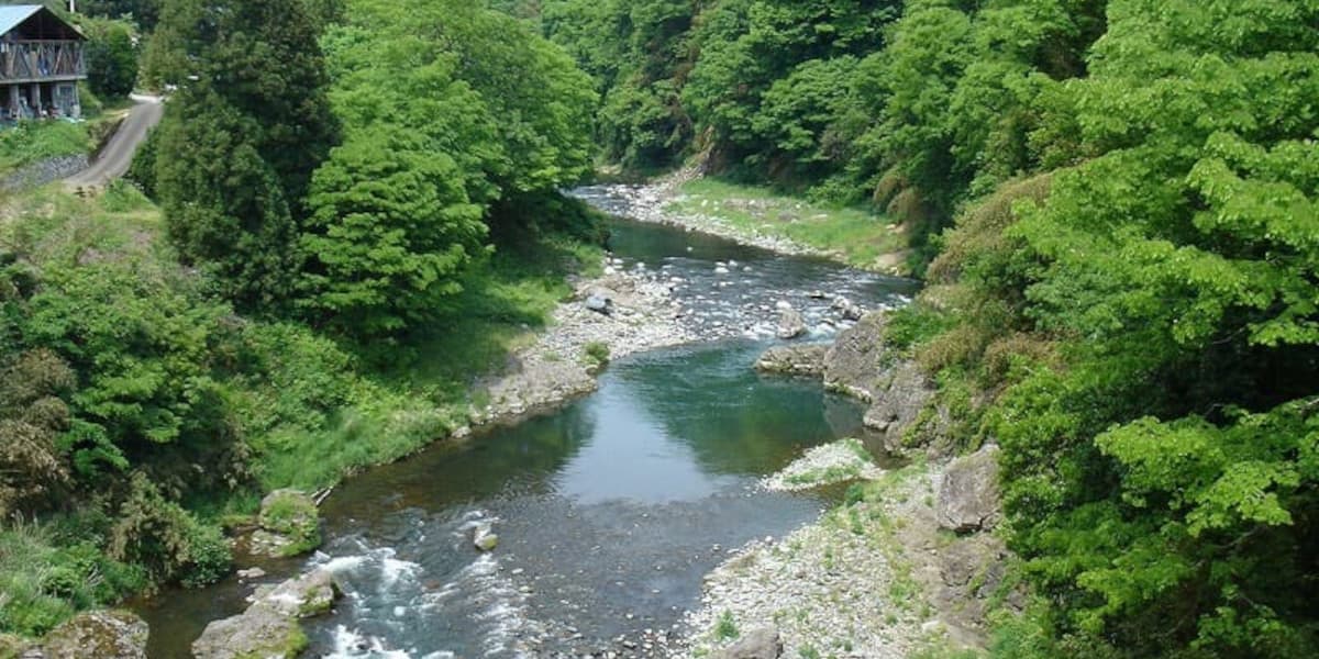 高柄山の麓の川