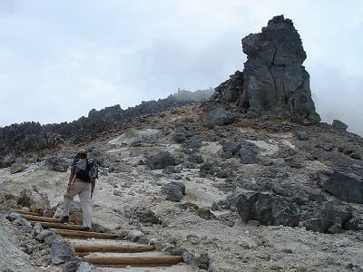 噴煙の中の登山道