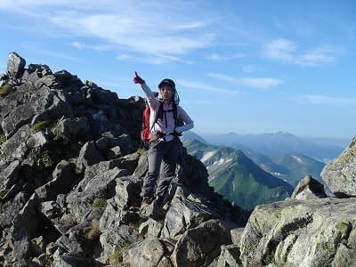 岩場の登山道を通過するひめ