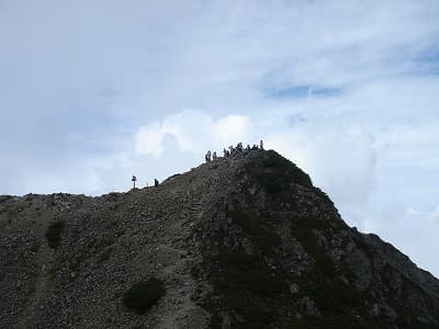 仙丈ヶ岳の山頂を眺める