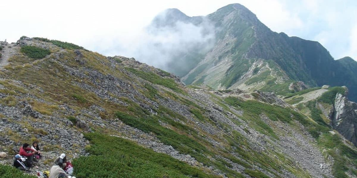仙丈ケ岳の稜線につけられた登山道