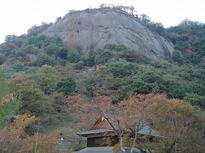 大きな岩壁