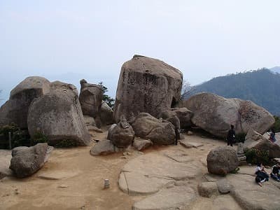 山頂付近の奇岩