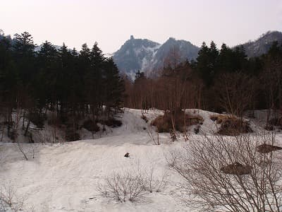 登山道の先にオベリスク