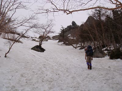 雪の急坂の登山道