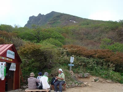 小屋から磐梯山までの登山道