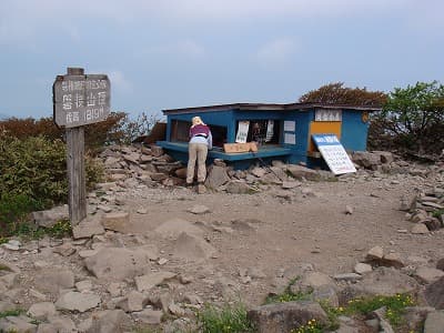 山頂の標識と小屋