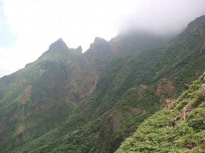 荒々しい山容