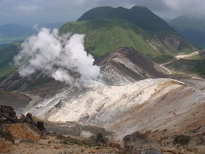 三俣山方面の噴煙