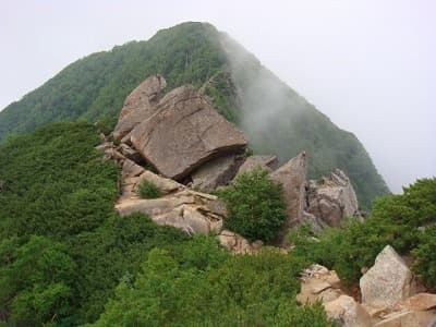 六方岩と甲斐駒ヶ岳