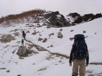 必要なものを持って登山する