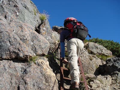 山旅（登山）の鎖場、梯子の歩行