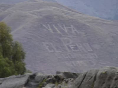 ペルー・クスコの旅行や観光地、山肌の文字