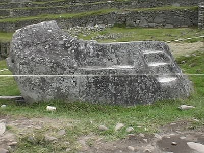 ペルー・アグアス・カリエンテスの旅行や観光地、生贄の台