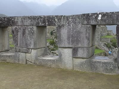 ペルー・アグアス・カリエンテスの旅行や観光地、3つの窓神殿