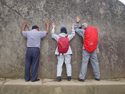 ペルー・アグアス・カリエンテスの旅行や観光地、太陽の石