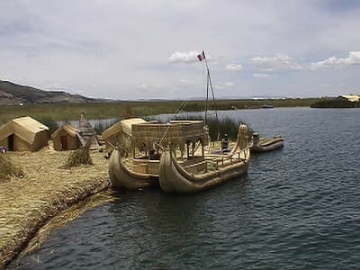 ペルー・プーノの旅行や観光地、チチカカ湖・ウロス島のトトラの舟