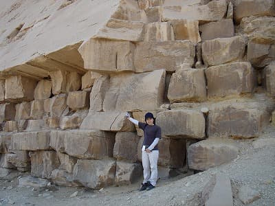 エジプト・ギーザの旅行や観光地、屈折のピラミッド