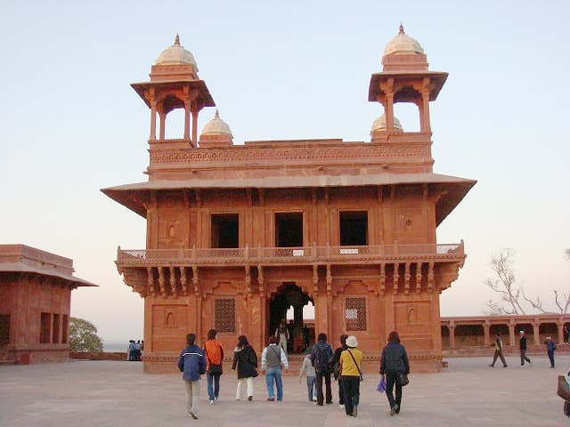 インド・アーグラの旅行や観光地、ファテープル・シークリーのディーワーネ・ハース