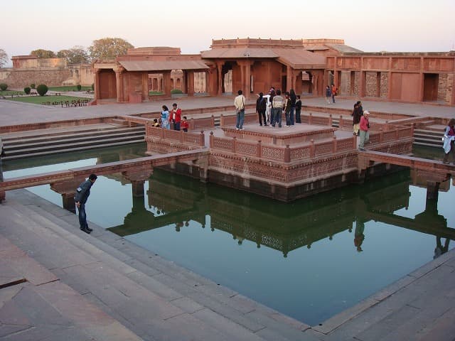 インド・アーグラの旅行や観光地、ファテープル・シークリーのアヌープ・タラブ