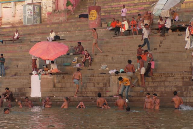 インド・ベナレスの旅行で訪れた観光名所、ガンジス川のガート