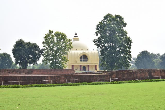 インド・クシナガラの旅行で訪れた観光名所、パリニッバーナ寺院