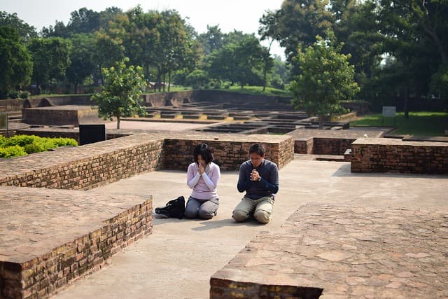 インド・シュラバスティの旅行で訪れた観光名所、祇園精舎の参拝