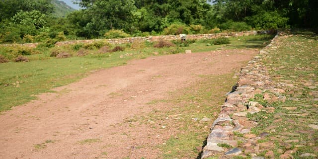 インド・ラージギルの旅行や観光地、ビンビサーラ王の牢獄