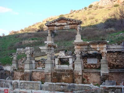 トルコ・イズミルの旅行や観光地、エフェソス遺跡＿トラヤヌスの泉