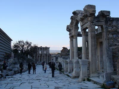 トルコ・イズミルの旅行や観光地、エフェソス遺跡＿ハドリアヌス神殿