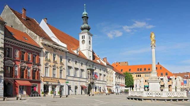スロベニアの旅行や観光地、グラヴニ広場