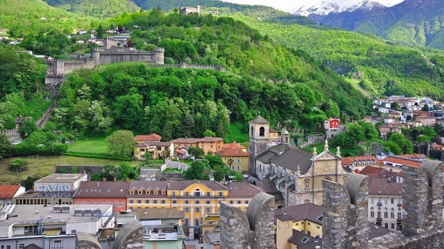 スイス・ベリンツォーナの旅行や観光地、カステルグランデ