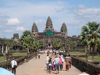 カンボジア・シェムリアップの旅行や観光地、アンコール・ワット参道