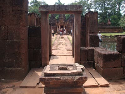 カンボジア・シェムリアップの旅行や観光地、バンテアイ・スレイ図書館跡