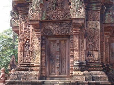 カンボジア・シェムリアップの旅行や観光地、バンテアイ・スレイ