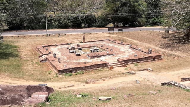 スリランカ・アヌラーダプラの旅行や観光地、ヴェッサギリヤ遺跡