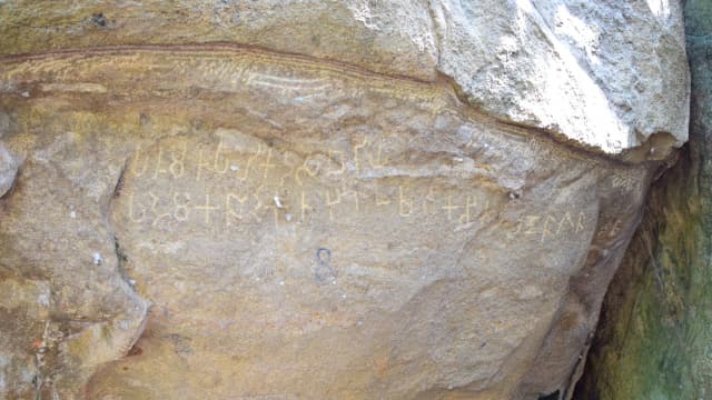 スリランカ・アヌラーダプラの旅行や観光地、ヴェッサギリヤ遺跡＿古代の文字