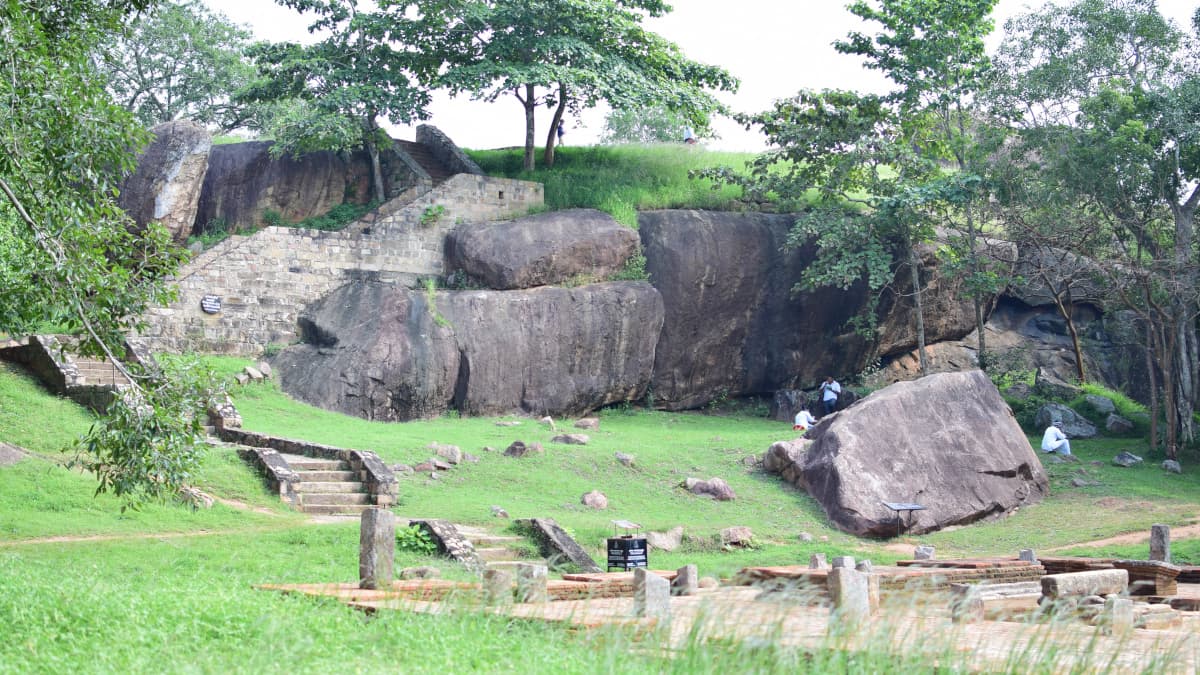 スリランカ・アヌラーダプラの旅行や観光地、ヴェッサギリヤ遺跡