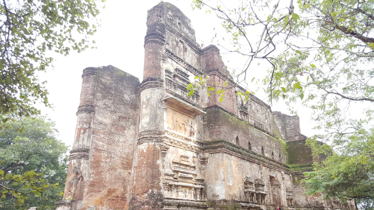 スリランカ・ポロンナルワの旅行や観光地、ランカティラカ寺院